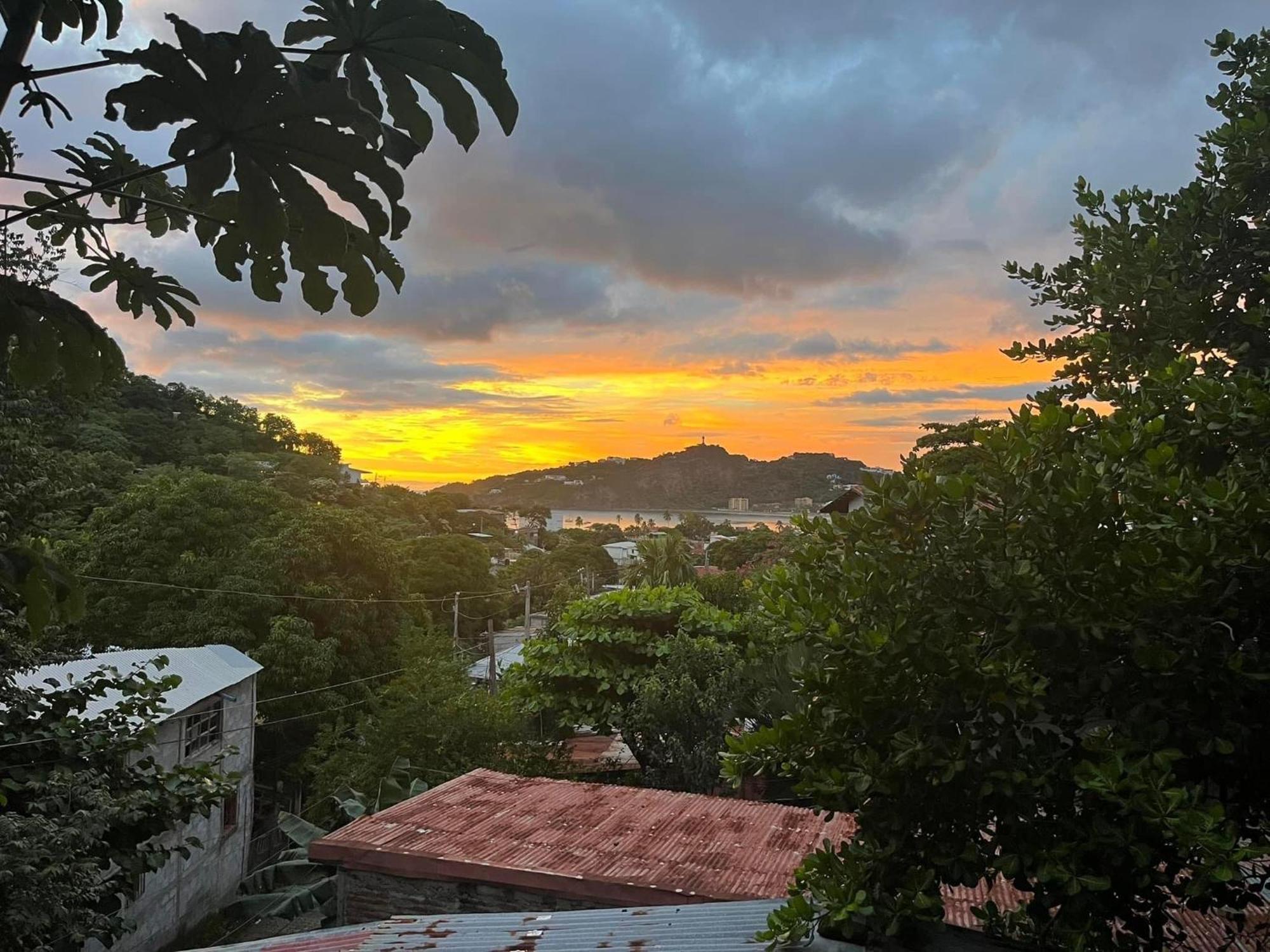 Buena Onda Backpackers Hotel ซานฮวนเดลซูร์ ภายนอก รูปภาพ